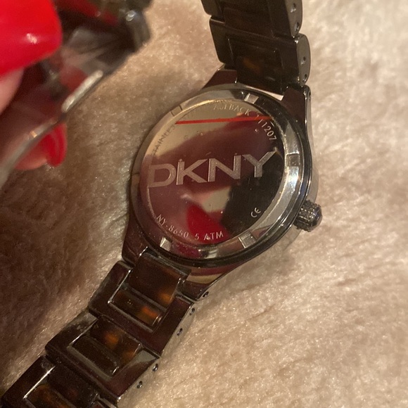 DKNY watch - unwanted gift - Picture 4 of 4